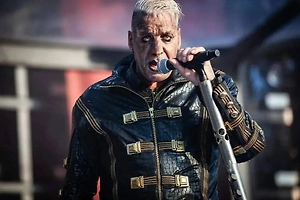 «Штирлиц» на сцене: Видео с солистом Rammstein и русским пивом взорвало соцсети