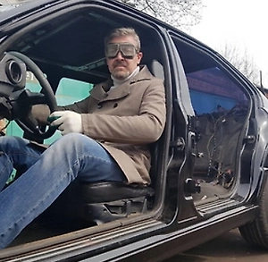 Лучше избегать прикуривания, так как оно может вызвать сбои в электронике автомобиля. Однако, если всё же необходимо, делайте это правильно: подключайте минусовый провод (массу) к корпусу или металлической части двигателя, а не к аккумулятору. Прикуривайте от заведённого автомобиля (не заглушенного), а если двигатель не заводится сразу — не мучайте его, давая слишком много попыток.