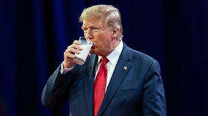 Трамп раскрыл секрет ясного ума и предложил журналистам несвежее молоко