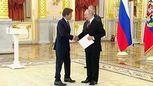 Посол Франции поклонился Путину на вручении верительной грамоты