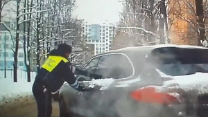 Момент наезда водителя «порше» на авто ДПС в Балашихе попал на видео