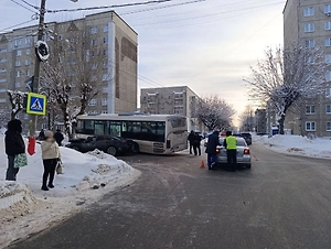 Под Владимиром автобус с пассажирами влетел в дерево после ДТП, есть пострадавшие