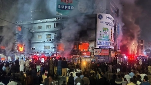 Число погибших в пожаре в торговом центре Пакистана достигло 67