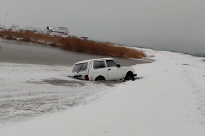 В Новороссийске любопытный водитель наехал на тонкий лёд и провалился