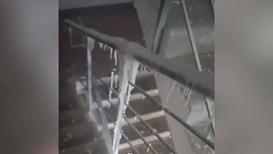 Самая суровая зима: Один из подъездов в Киеве обледенел изнутри из-за отсутствия отопления