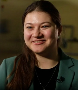 В большинстве случаев при необходимости использовать офтальмологические препараты нужно снять линзы и положить их в специальный раствор для хранения, закапать глаза и затем надеть линзы не раньше чем через 20 минут после процедуры (в некоторых случаях время может быть увеличено). При наличии инфекционных заболеваний рекомендуется воздержаться от ношения контактных линз во время лечения и использовать очки.