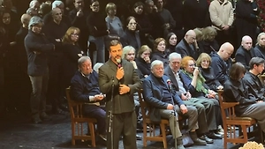 «Игорь оценил бы»: Ургант на прощании с Золотовицким произнёс речь, заставившую зал улыбнуться