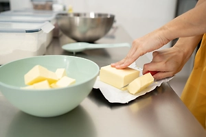 Цена на сливочное масло в России упала почти на 36 рублей за начало года