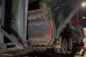 Самосвал снёс надземный пешеходный переход на трассе М-4 «Дон» под Ростовом