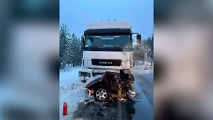 В Ленобласти легковушка столкнулась с КамАЗом, погибли два человека