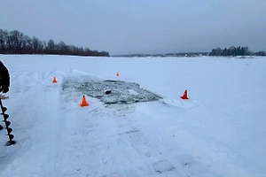 В Омской области трактор провалился под лёд, погиб водитель