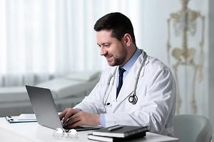 В Австрии главврач больницы пошутил про Освенцим и понёс кару