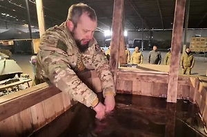 Минобороны показало видео омовений бойцов СВО в крещенской полевой купели