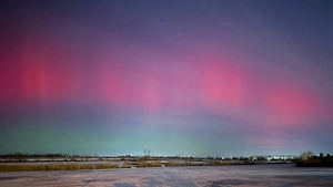 Мощная вспышка на Солнце устроила световое шоу северного сияния по всей России