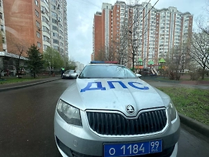 «Инфинити» влетел в остановку в центре Москвы, пострадали минимум трое