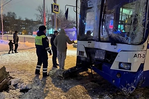 Автобус с пассажирами врезался в столб в Екатеринбурге