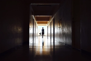 Почему покойный зовёт вас «с собой» во сне: разъяснение священника