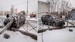 Водителя насмерть придавил упавший после ДТП столб в Ленобласти