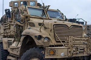 Российские артиллеристы за два выстрела уничтожили бронетранспортёр MaxxPro ВСУ