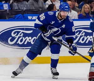 Нападающий «Тампы» Никита Кучеров набрал четыре очка в матче НХЛ