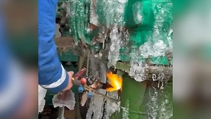 Кличко показал, как размораживают теплотрассу в Киеве после мощнейшей атаки РФ