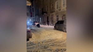 Военком свирепо швырнул в снег украинку, спасавшую своего парня из буса ТЦК