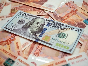 Внебиржевой курс доллара впервые с 2023 года упал ниже 71 рубля