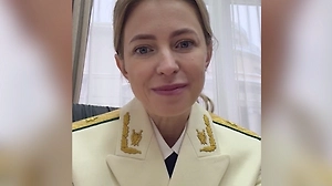 Поклонская вернулась к образу «няш-мяш» и в форме поздравила работников прокуратуры