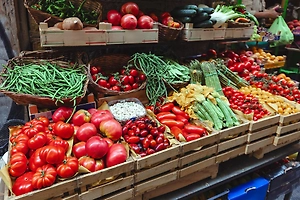 Алкоголь подорожает, а «индекс оливье» придёт в норму: Life.ru выяснил, на какие продукты взлетят цены на 30%