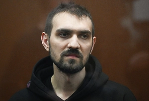 Комик Останин* позвал замуж стендапершу прямо со скамьи подсудимых