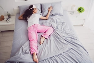 Невролог назвал позу для сна, которая «убивает» шею и сосуды