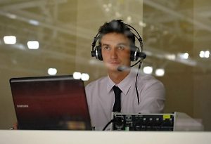 Омский комментатор Гречанин забыл про микрофон и оскорбил хоккеистов из Казахстана