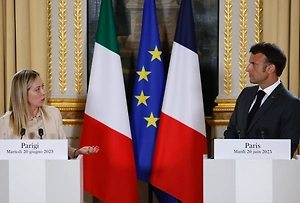Politico: В ЕС поддержали призывы Макрона и Мелони о диалоге с Россией