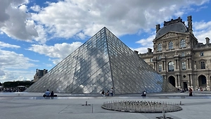 Во Франции нашли гараж, где воры прятали украденные из Лувра драгоценности