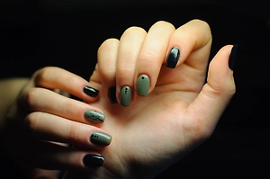 Маникюр в один клик: В США показали ногти, меняющие цвет через приложение