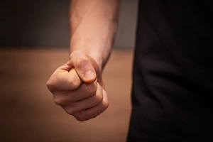 В Одинцове боец ММА с пистолетом избил соседа на глазах у жены и детей