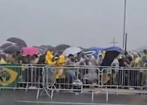 Молния ударила в толпу сторонников Болсонару в Бразилии, пострадали более 70 человек