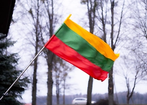 В Литве устроили акцию протеста с чаепитием против строительства полигона