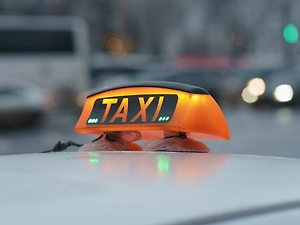 Работодателей хотят обязать оплачивать такси сотрудникам, но при одном условии