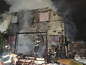 Ночной пожар уничтожил жилой дом в Истре: есть погибшие