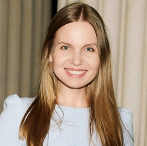 Если мы ничего не знаем, нужно выбрать общие и нейтральные фразы, которые точно никого не обидят. Например, пожелать, чтобы сбывались самые светлые мечты, или добра, радости каждый день. Это универсальные формулировки, которые не могут быть восприняты неоднозначно. Это похоже на «безопасные» темы для беседы — путешествия, хобби, искусство, природа, погода. Так же и с поздравлениями. Нужно собраться с мыслями и подумать, чем человек живёт. В каждом можно найти приятные черты и использовать это для корректных пожеланий.