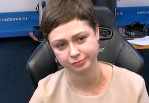 Главный принцип выбора — внимательно изучать состав на этикетке. Идеальная рецептура должна быть короткой и понятной. В неё входят: мясо с указанием вида и части тушки, соль, натуральные специи и, как правило, сахар для сбалансированного вкуса. Допустимы молоко или яичный порошок для нежности варёных сортов.