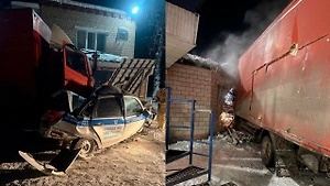 Силовой страйк: Россиянин на фуре протаранил пожарную машину, автомобиль ДПС и здание ГИБДД