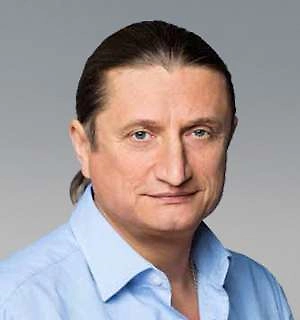 Рассмотрим ситуацию: в результате внешнего воздействия государственный интернет-ресурс вышел из строя. Допустивший такой серьёзный сбой штатный программист сегодня рискует стать фигурантом уголовного дела. Понимая это, многие специалисты предпочитают частный бизнес, где ответственность заметно ниже. Государственные организации начинают испытывать дефицит специалистов.