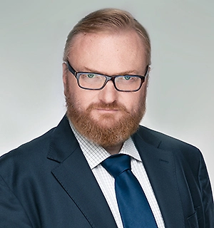 Девушкой такую участницу, получившую «порно-Оскар», назвать точно уже нельзя. Амплуа порноактрисы преподполагает, что человек является, по сути дела, проституткой. Вряд ли можно назвать её именно россиянкой. Скорее всего, живёт она где-то там в Чехии или ещё где-то и снимает это дерьмо, извините меня, поэтому не россиянка она.