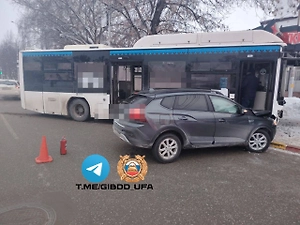 Пассажирский автобус протаранил легковушку на встречке и врезался в остановку в Уфе