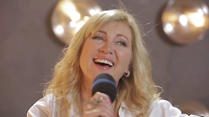 Помните, был такой знаменитый Козьма Прутков, он говорил: «Зри в корень». В данном случае после этого корпоратива давайте мы повздыхаем и скажем: «Бедные сотрудники». Я им искренне посочувствую. Я понимаю, что вся Россия живёт не впроголодь. И на их деньги, этих сотрудников с маленькой зарплатой, вот такие Куршевели и устраиваются.