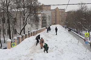 В центре Москвы вновь вырос сугроб-достопримечательность «Миусская дюна»