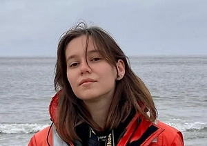 Мы работаем здесь с тюленями, поэтому есть кадры и видео. Мне нравится наблюдать, когда тюлень обустраивает себе место, чтобы поспать. Кто-то роет себе небольшую ямку, а кто-то специально подползает так, чтобы положить голову на камушек