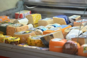 Роспотребнадзор обнаружил тонны поддельного сыра и масла на прилавках
